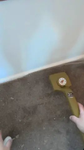 Some classic corner action with the @Roberts Consolidated crab stretcher holing the tension using the golden touch knee kicker with the @robertsukltd carpet cutter and pro stair tool #teamroberts #homeimprovement #homedecor #asmr #asmrsounds 