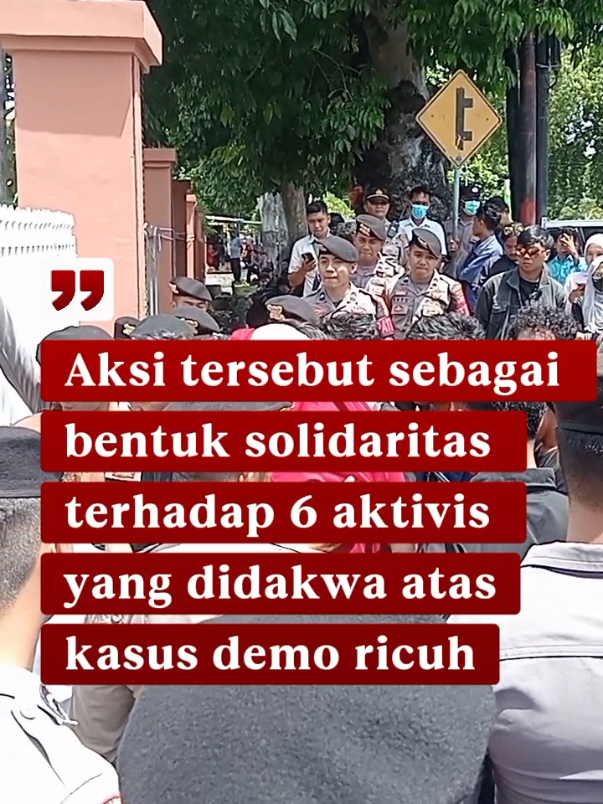 Aksi solidaritas mahasiswa di Pengadilan Negeri Mataram. 