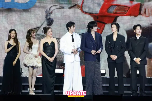 🧸ကျွန်တော်တို့ရဲ့ ဒီစီးရီးဇာတ်လမ်းတွဲလေးကို အားပေးကြပါဦးခင်ဗျာ။ အရင်တုန်းက ဒီစင်ပေါ်မှာ ကျွန်တော်တို့ နှစ်ယောက် အတူတူ ၆ ကြိမ် တက်ခဲ့ဖူးပါတယ်။ ဒါပေမဲ့ အခုတစ်ကြိမ်ကတော့ ကျွန်တော်တို့ တက်ခဲ့ဖူးသမျှထဲမှာ အထူးခြားဆုံးပါပဲ။ ဘာလို့လဲဆိုတော့ ဒီတစ်ခါမှာ ကျွန်တော်တို့နှစ်ယောက် စင်ရဲ့အလယ်တည့်တည့်မှာ တွဲပြီးရပ်တည်ခွင့်ရလို့ပါပဲ။(ကျမငိုနေပြီးလေ😭😭) ပရိသတ်အားလုံးရဲ့ အားပေးမှုတွေနဲ့ ထိုက်တန်အောင် ဒီစီးရီးဇာတ်လမ်းတွဲကို အကောင်းဆုံးဖြစ်အောင် ရည်ရွယ်ချက်ရှိရှိ ကြိုးစားဖန်တီးသွားမယ်ဆိုတာ ကျွန်တော်တို့နှစ်ယောက် ကတိပေးပါတယ်။ Boom တို့ရဲ့ ဒီစီးရီးဇာတ်လမ်းတွဲလေးကို ပရိသတ်အားလုံးရဲ့ ရင်ထဲမှာ နေရာပေးထားဖို့ မေတ္တာရပ်ခံပါတယ်နော်။ 💜💜 🥹ကိုကိုရယ် ကျမငိုနေပြီး😭တကယ့်ကိုမှ နှစ်တွေအကြာကြီး‌ေစာင့်ပြီးမျှော်လင့်ခဲရတာလေးပါ၊ဒီနှစ်ကြမှဒီလူသားလေးနှစ်ယောက်ကိုစင်ရဲ့အလယ်တည့်တည့်မှာနှစ်‌ေယာက်သာလက်ချင်းတွဲပြီးရပ်နေတာလေကိုသေ‌ေသချာချာကြီးမြင်လိုက်ရတာပါ၊ဒီမြင်ကွင်းကလေး😭လုံးဝကို့ ကလေးနှစ်ယောက်ရော Dailys တွေရော အရမ်းတောင်းတနေခဲ့ရတဲ့မြင်ကွင်းလေးပါ🙇💛💜🙆  Congratulations pr AouBoom kha🫶 Besevboom X updated 💜 GLOWING WITH AOUBOOM 2026 #BillionaireBiker #Aou_tnbknr #Besevboom #AouBoom #GMMTV   