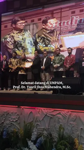 Selamat datang Prof !! Prof. Dr. Yusril Ihza Mahendra, S.H., (tautan tidak tersedia) adalah seorang tokoh politik, akademisi, dan pengacara terkemuka di Indonesia. Lahir pada 5 Februari 1956 di Manggar, Belitung Timur, ia memiliki latar belakang pendidikan yang solid, dengan gelar sarjana filsafat dari Universitas Indonesia dan gelar doktor dalam ilmu politik dari Universiti Sains Malaysia. Yusril memiliki karier politik yang panjang, menjabat sebagai Menteri Hukum dan Hak Asasi Manusia, Menteri Sekretaris Negara, dan saat ini sebagai Menteri Koordinator Bidang Hukum, Hak Asasi Manusia, Imigrasi, dan Pemasyarakatan. Ia juga pendiri dan ketua umum Partai Bulan Bintang (PBB). Selain itu, Yusril dikenal sebagai ahli hukum tata negara dan telah menulis banyak karya ilmiah dalam bidang hukum. Ia juga aktif dalam berbagai organisasi internasional, seperti ASEAN dan PBB. #yusrilihzamahendra #unpam #masdosen #anissyamsurizal 