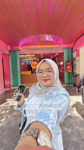siapa yang suka jalan2 ke Malioboro? Kalian wajib tau tempat koreanable sih! Sarapan jajanan Korea di K3Mart + photobox dehhh! terus transit di tempat yg super cozy nyaman di Urban View Omah Eka Santi by RedDoorz! Jangan lupa pakai kode “YUKNGINEP” buat dapetin promo spesialnya yaa!!! so, kapan kamu staycation ke Jogja lagi UFriends? #placetogojogja #k3mart #urbanviewbyreddoorz #jogjakuliner 