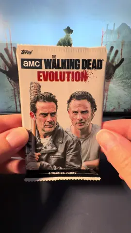J’ouvre un booster Evolution The Walking Dead. Alors c’est laquelle votre carte préférée ? 🧟‍♂️  #thewalkingdead #boosters #tradingcards #twd #CartesCollectors 