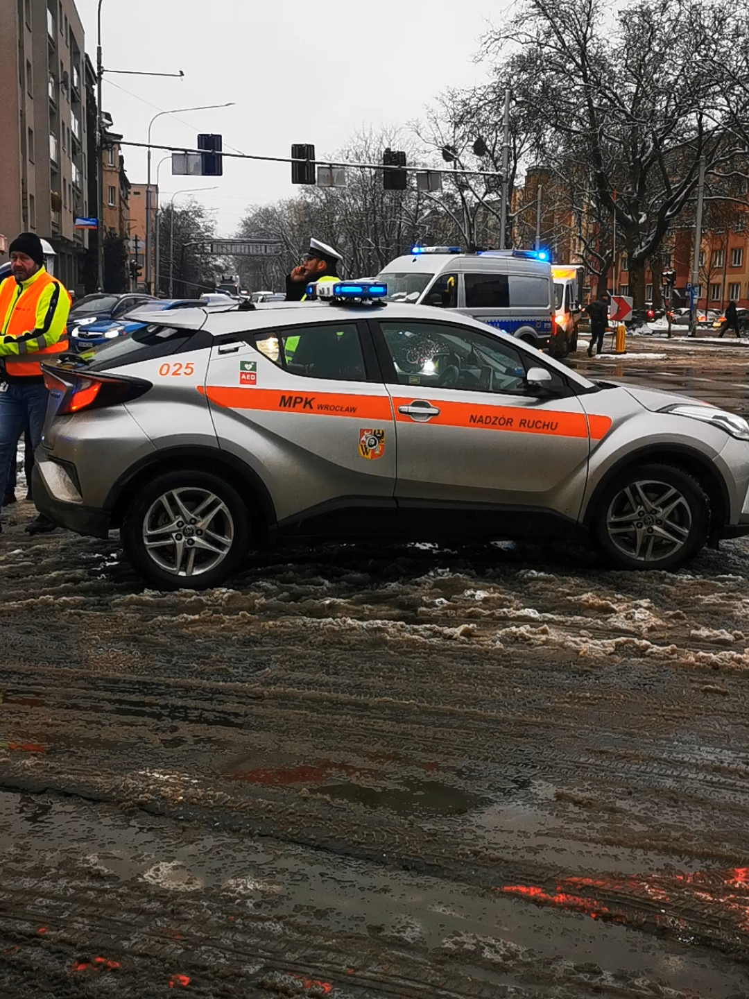 We Wrocławiu na skrzyżowaniu alei Hallera i ulicy Gajowickiej doszło do zderzenia samochodu osobowego z tramwajem MPK Wrocław. Według informacji Biura Prasowego Urzędu Miejskiego, osobówka która uciekała przed pościgiem policji, uderzyła w tramwaj linii 20. Są osoby poszkodowane, jak nieoficjalnie udało się nam ustalić, że w bagażniku pojazdu osobowego była jedna osoba.#wroclaw #hallera #mpkwrocław
