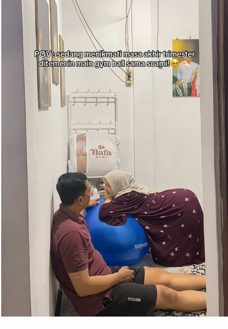 momen tenang di trimester 3; ditemani main gym ball dan suami yang selalu siap mendampingi insyaallah menuju persalinan normal🥹🫶🏻 #gymball #persiapanlahiran #bumiltm3 #suamiistribahagia #perlengkapanibuhamil 
