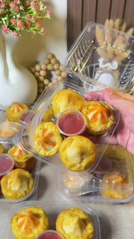 Kira2 isi 4 kaya gini di jual berapa ya? enak dan bikin kenyang 🤤 yuk bikin tahu fantasi anti gagal semua bisa bikinnya Bahan: - 1kg tahu putih - 4butir telur - 2buah wortel - 2batang daun bawang - 2sdm bawang putih bubuk - 1sdm penyedap - 1sdt garam - 2sdt lada putih bubuk - Dumpling ayam dan keju Kukus selama 25menit,tunggu dingin lalu balur dengan kocokan telur dan goreng Seperti biasa Foodpack andalan aku dari @plastikpancabudi  #idejualan #packaging #tahufantasi #dumpling 