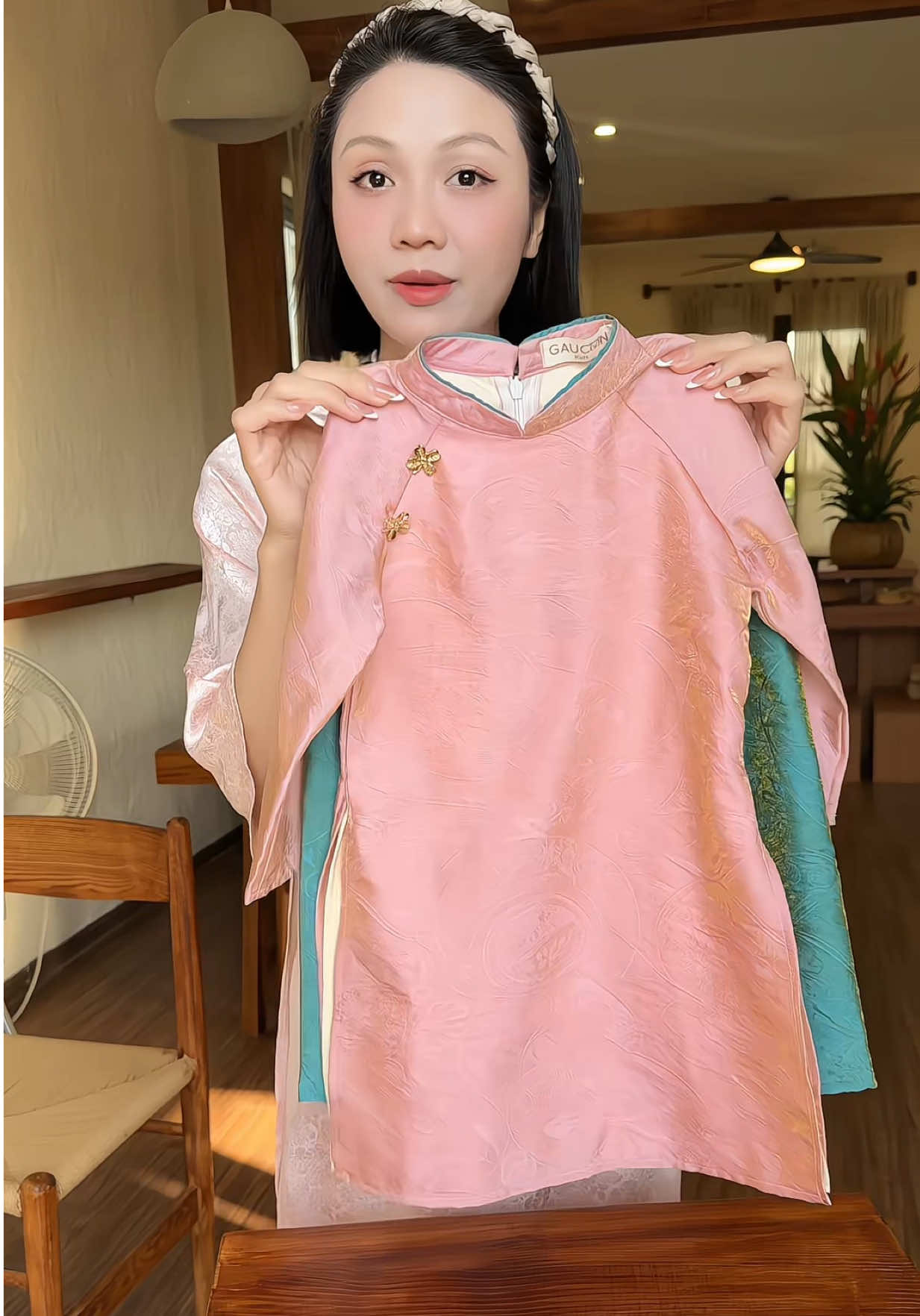 Áo dài DIỆU LAM 4 tà bé gái chất liệu tơ ánh kim cao cấp #megiangcogu #quanaotreem #aodaichobegai #aodaichobe #aodaicachtanchobe 