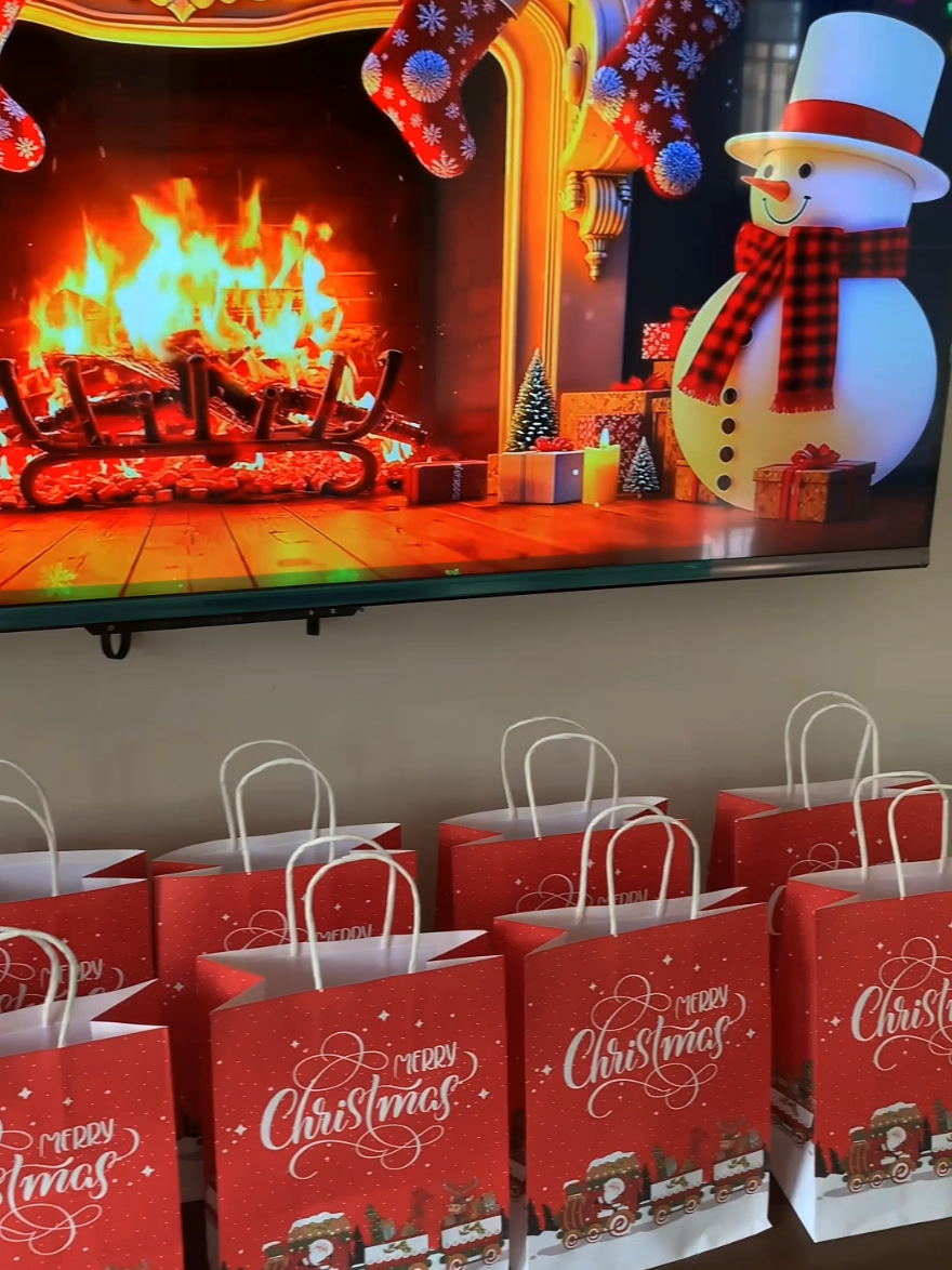 89 PESOS for 10 PIECES  No more time consuming gift wrapping  ( Disclaimer: price may vary after sale) #christmaspaperbag #christmasgift #christmasgiftideas #paperbag #fyp 