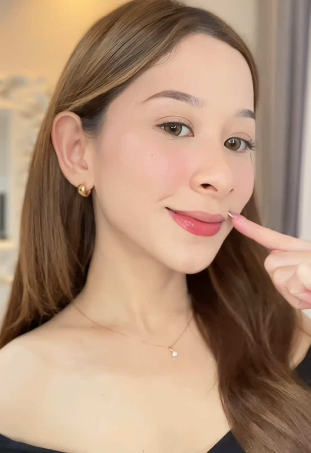 Ga pernah stop bikin org jatuh cinta emgg🥹🥹 kali ini liptint nya unik bgttt yg awalnya glossy jadi matte🩷🩷🩷  #mattetint #timephoria #liptin 