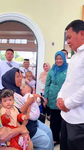 Senang sekali hari ini bisa mendampingi Bapak Bupati meninjau kegiatan DASHAT di Kecamatan Kelapa Dua. Mulai dari demo masak menu bergizi hingga penyaluran bantuan natura dan BAZNAS untuk catin, bumil, serta baduta, semuanya berjalan penuh semangat. Hati saya hangat melihat sinergi luar biasa antara pemerintah, PKK, dan masyarakat ini. Semoga bantuannya bermanfaat ya! Yuk, Ibu-ibu, kita jaga asupan gizi keluarga demi wujudkan Tangerang bebas stunting! ✨