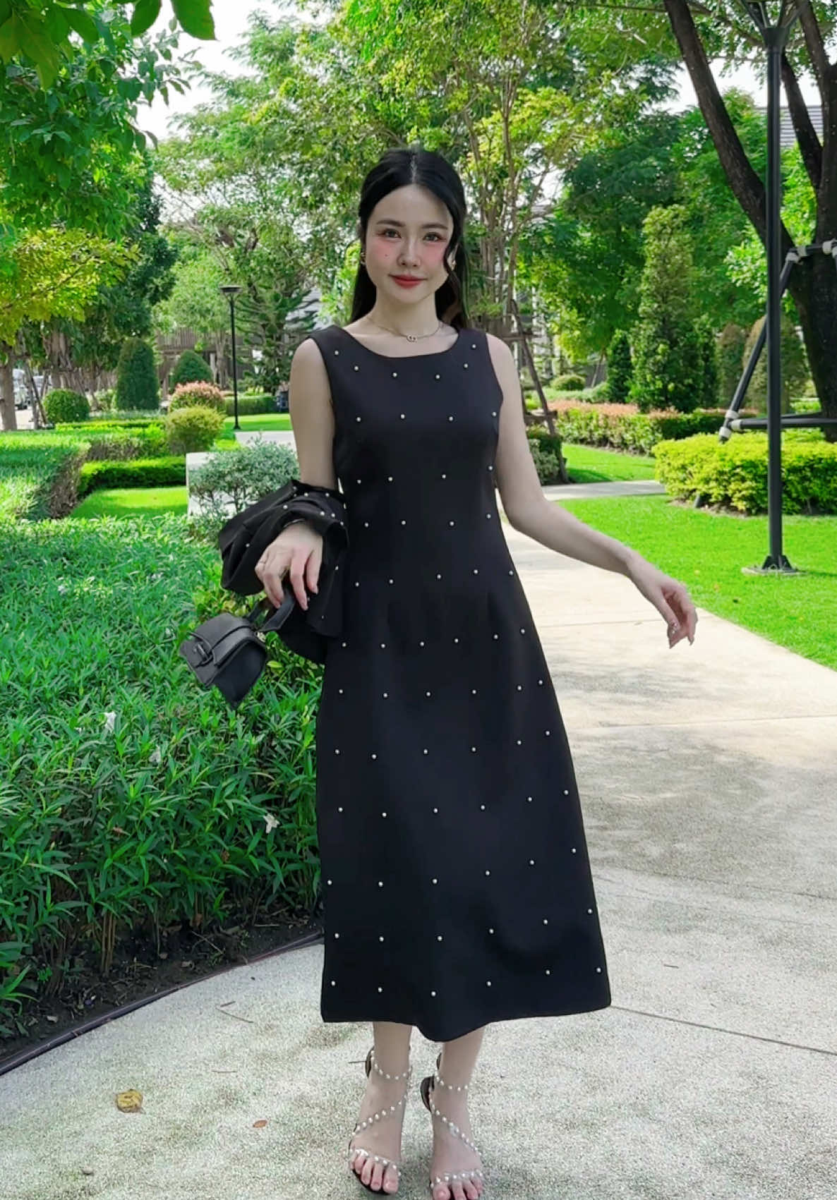 ชุดเซทนี้ทำไมน่ารักจัง เดรสแขนกุด มาพร้อมเสื้อคลุม #ชุดสีดํา #btstudio #เดรสน่ารักๆ #ชุดทํางาน 