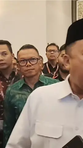 Menteri Agraria dan Tata Ruang/Kepala Badan Pertanahan Nasional (ATR/BPN), Nusron Wahid menyoroti masifnya alih fungsi lahan yang terjadi di Bali. Ia meminta Pemerintah Provinsi Bali menghentikan alih fungsi lahan, terutama lahan pangan dan pertanian berkelanjutan. Karena itu, Nusron meminta Gubernur Bali untuk mengembalikan lahan sawah yang telah diubah peruntukannya dalam RTRW menjadi aktivitas non-pertanian, agar kembali difungsikan sebagai lahan pertanian. Tuliskan komentarmu dan dapatkan berita terkini lainnya di www.kompas.tv serta youtube.com/kompastv #VODKompasTV