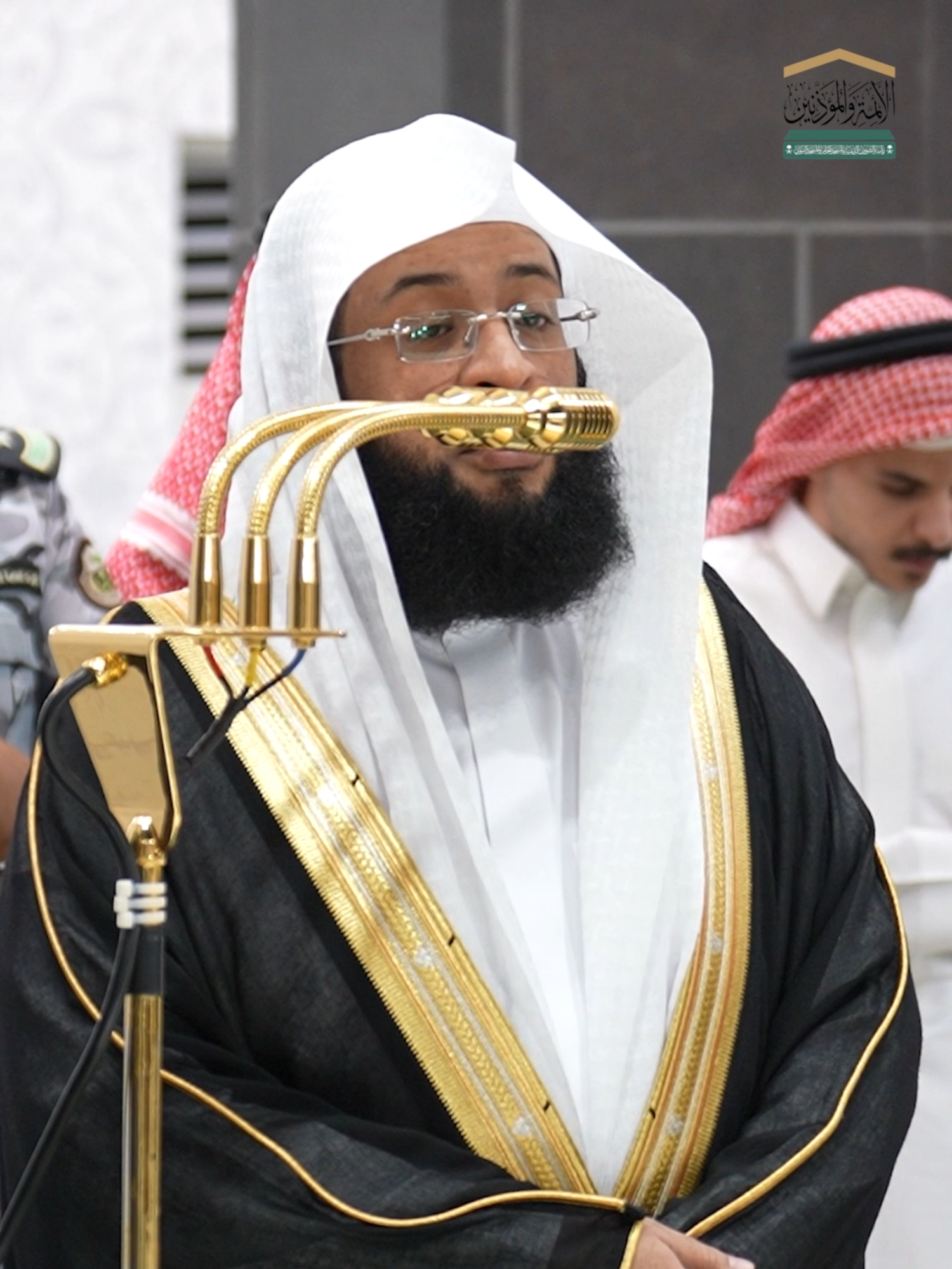 بشائر القرآن تدعو المؤمن إلى أن يجِدَّ في سيره إلى الله، كما أن إنذاراته تنبه كل غافل ألا يقع في منحدرات الخطيئة ﴿فَإنَّمَا يَسَّرْنَاهُ بِلِسَانِكَ لِتُبَشِّرَ بهِ المُتَّقِينَ وتُنْذِرَ بهِ قَوْمًا لُدًّا﴾. تلاوة فضيلة الشيخ #بدر_التركي من صلاة العشاء 4 جمادى الآخرة 1447هـ.