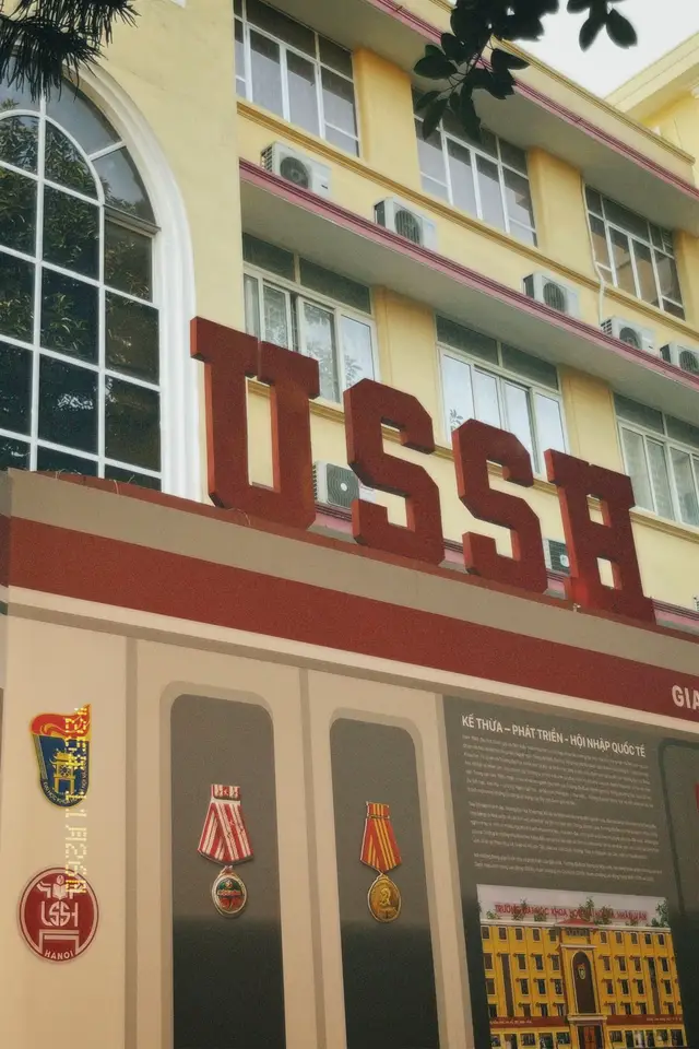 Sau những ngày dài chạy dealine mệt mỏi , những lần cảm giác nhẹ nhõm ùa đến sau những giờ thi. Khi bước ra khỏi giảng đường, mình đã nhìn nơi này lâu hơn chút , suy nghĩ lâu hơn và ngắm nhìn nó kĩ hơn thay vì vội vã trở về nhà như mọi ngày.Nó làm mình nghĩ về những ước mơ hồi ấy còn đang dang dở , nghĩ tới hiện tại mình cần phải cố gắng tiếp thay vì than phiền về lựa chọn ban đầu mà mình đã chọn 💗💗💗 #nhanvan#daihocquocgiahanoi#vnu#ussh