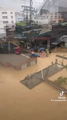 น้ำท่วมภาคใต้คราวนี้เศร้าและหดหู่ใจมากๆ ร้องไห้ทุกครั้งที่ดูข่าวและคลิปต่างๆ😔ขอเป็นกำลังใจให้พี่น้องคนไทยที่เกิดภัยพิบัติครั้งนี้ และขอเป็นกำลังใจให้หน่วยงานทุกๆหน่วยงานกู้ภัยทุกๆที่ที่มาช่วยกันนะคะ#น้ําท่วม68 #สงขลาหาดใหญ่ #คนไทยไม่ทิ้งกัน #สงขลา 