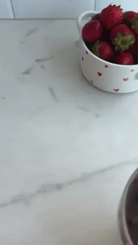 Follow @recipes.smoothie for more health and weightloss tips 🔥🔥🔥  CHOCOLATE SHELL STRAWBERRY AND PEANUT BUTTER YOGHURT BOWL 🥜🍓 (via: @alicelovesbreakfast) INGREDIENTS: 👩🏻‍🍳 (serves 1) ➡️ 3 tbsp yoghurt ➡️ 1 tbsp peanut butter ➡️ 2 tbsp finely diced strawberries ➡️ 70% dark chocolate, melted ➡️ sprinkling of sea salt Method: 1. Mix together your yoghurt and peanut butter 2. Top with finely sliced strawberries 3. Melt your dark chocolate and pour on top. Add a sprinkling of sea salt 4. Place into the freezer for 5 mins to set the chocolate and then enjoy, or store in the fridge #yoghurtpot #highprotein #snackidea #highproteinsnack #yoghurtbowl #peanutbutteryoghurt 