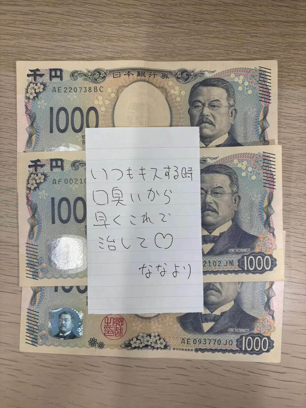 ＼「息ってこんなにストレスだったんだ…」って気づいた日からの大逆転ストーリー🌿🫧／ ずっと気づかないふりしてたけど、  実はここ数ヶ月、口臭ストレスがじわじわ積み重なってた。 朝起きて歯磨きしても、  ランチ後にふとした瞬間、  夕方の仕事の合間、  マスクを外した瞬間、  「あ…今日ちょっと不安かも」って小さく落ち込むあの感じ。 誰にも言えないし、  直接指摘されるわけでもないけど、  “自分だけが気づいてるストレス”って地味に精神削ってくるんだよね😢😮‍💨 私、カフェラテも紅茶も大好きで、  ほぼ毎日飲んでるし、  デスクワークで口の中が乾燥しやすいタイプだから、  夕方になるとネバッとした感じが出てきて、  「今日もまたダメだ…」って自分の息にがっかりしてたの。 で、これがまた厄介なのが、  息の悩みって誰にも相談できない。  家族にも友達にも言いづらいし、  仕事仲間には絶対言えない。 むしろ“言えないこと”が余計孤独感を高めるのよ。  ほんとに地味だけどしんどい悩み。 ミントタブレットもマウススプレーも色々使ったけど、  ・効いてるの数分  ・強い香りで上書きするだけ  ・根本が変わらない  って感じで、  「ごまかしてるだけ感」が逆に不安を増してしまってた🥲💧 そんなある日、  SNSで“口臭対策は菌のコントロールがすべて”って見て、  「これかもしれない…」と思って色々調べてたら  Verdentの口コミがやたらよくて試してみたのね。 正直、歯磨き粉でそんな変わる？って思いつつも  初日からちょっと期待しちゃうくらい、  口の中の後味がスッ…と消えたの。  ミントの刺激じゃなくて、  “汚れとネバつきが物理的に取れてる感”のあるスッキリ。 そして次の日。  ランチ後に仕事戻ってきて、  マスクつけ直した瞬間ハッとした。 「え？今日めっちゃ大丈夫なんだけど……？」 いつもならここで  「うわ、今日終わった…」って落ち込むポイントなのに、  その日は何も来なかった。  ただただ息がすっきりクリアで、  マスク内の空気が嫌じゃない。 これ、口臭ケアで悩んでる人なら  どれだけ大きい変化かわかるよね😭🌿 続けるとさらにわかったのが、  口臭って“ニオイ”というより“口内の環境”だったんだってこと。 Verdent使うとね、  ・ネバつきがなくなる  ・舌もサラサラしてる  ・後味がゼロ  ・飲み物飲んだ後も変に残らない  ・息が軽い  っていう“ベース”が整うの。 ミントでギンギンにごまかすんじゃなくて、  “無臭の清潔感”が続く感じ🌱🫧 しかもこれ、  口臭ケアだけじゃなくてホワイトニングも入ってるから  歯の表面もつるつるで、  口元全体の清潔感が一段階上がる。 清潔感って香水とかヘアケアより  “口元”が一番変わるって本気で思った。 でね、気づかぬうちに  話すときの距離が自然と近くなってて、  会話に余裕できてて、  笑顔が素で出るようになって、  「あ、私こんなに気にしてたんだ…」って実感した。 息に自信があるだけで、  生活のしやすさがここまで変わるなんて知らなかったよほんと。 口臭って誰にもバレたくない繊細な悩みだからこそ、  こっそり改善できる武器を持っておくのってめちゃ大事。  そして、歯磨き粉を変えるだけでいいなら、  こんなに嬉しいことないよね。 私の口臭ストレスを救ってくれたのがこれ👇 👉 口臭ケア × ホワイトニング歯磨き粉「Verdent(バーデント)」🌿🦷✨ #バーデント #ホワイトニング歯磨き粉 #口臭対策 #垢抜け 