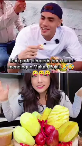 dari pada ngurusin yg lg huru hara mendingan makan Rujak sama si kembar 😜😛🤣#aifu #fujiantiutami #fujian #aisarsultanmalaysia #aisarkhaledd 