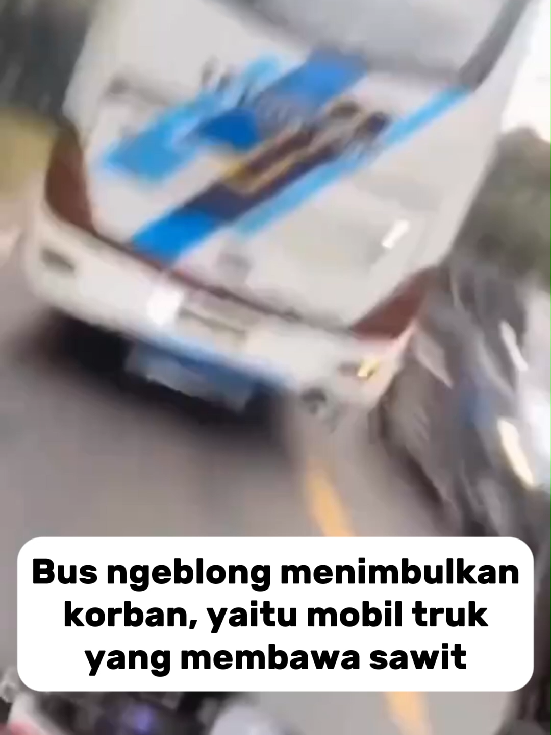 Sumber : supir truk mengalah demi bus menyalip kekanan,tapi malah korban nya truk sawit terguling sc : Tiktok/budikey04 #dashcamindonesia #otomotif #dashcam #otomotifindonesia #viral