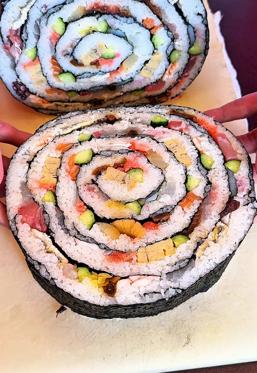 高さ30cm以上 1人で完食不可能⁈日本一大きい元祖 デカ太巻き ・店名 梅若寿し ・住所 愛知県安城市堀内町形谷３４ ・営業時間 【月～日】 11:00〜22:00 ・定休日 木曜日 ・メニュー 太っぱら巻き　20500円 ・予約 予約可能 ・席 カウンター席、テーブル席、お座敷 ・駐車場 あります。 ・電話番号 0566-99-2525 ーーーーーーーーーーーーーーーーーーーーーーーーーーー #名古屋グルメ #japanesefood #tiktokfood 