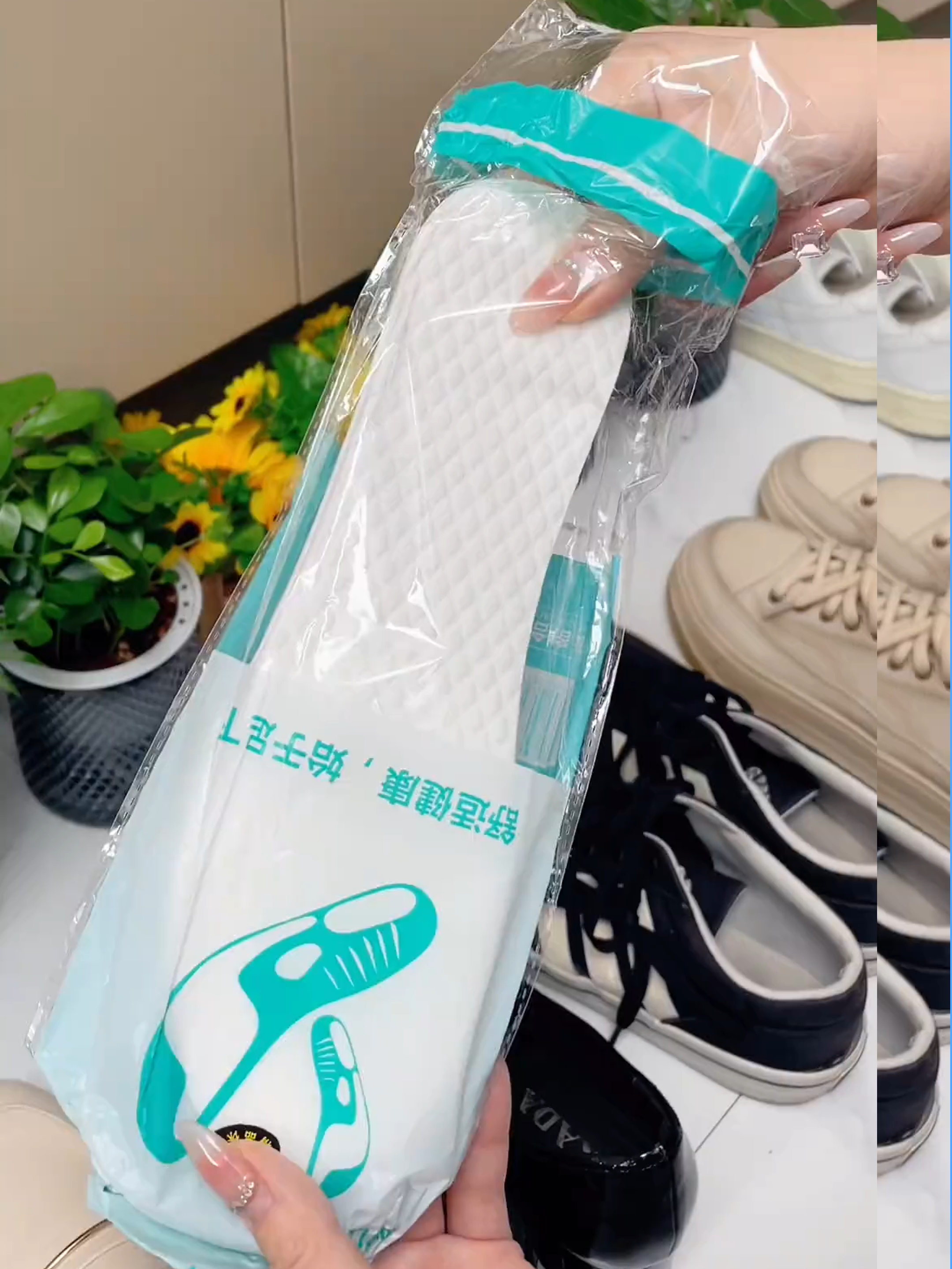 Lót giày dùng một lần Không ngờ lót giày dùng một lần này lại tiện lợi đến vậy, đi giày chân trần cũng cực kỳ thoải mái#dogiadung #giadungthongminh #giadungtienich #giadung