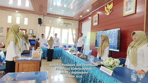 Kegiatan Refleksi Penilaian dan Penentuan Ekspektasi Kinerja Kepala SMAN 1 Bojonegoro Tahun 2025 SMAN 1 Bojonegoro pada hari ini melaksanakan kegiatan Refleksi Penilaian dan Penentuan Ekspektasi Kinerja Kepala Sekolah Tahun 2025, sebagai bagian dari upaya peningkatan mutu manajemen pendidikan serta penguatan tata kelola sekolah. Kegiatan ini dihadiri oleh Bapak Ribut Margo Mulyanto, S.Pd., M.Pd. selaku Koordinator Pengawas (Korwas) Cabang Dinas Pendidikan Wilayah Bojonegoro, serta Ibu Dra. Titik Moedjayanti, MM selaku Pengawas Pembina Cabang Dinas Pendidikan Wilayah Bojonegoro. Kehadiran kedua pengawas tersebut menjadi wujud pendampingan berkelanjutan terhadap proses evaluasi dan penguatan kinerja kepala sekolah. Dalam kegiatan refleksi ini, dilakukan telaah menyeluruh terhadap pelaksanaan tugas kepala sekolah selama satu tahun terakhir, sekaligus penyusunan ekspektasi dan target kinerja untuk tahun 2025. Instrumen penilaian yang digunakan mencakup tiga bidang utama, yaitu: 1. Bidang Manajerial Meliputi perencanaan program, pengelolaan sumber daya, pengambilan keputusan strategis, penciptaan lingkungan belajar yang kondusif, serta optimalisasi layanan pendidikan di sekolah. 2. Bidang Pengembangan Kewirausahaan Menilai kemampuan kepala sekolah dalam mendorong inovasi, menciptakan program unggulan, membangun jejaring kemitraan, dan mengembangkan budaya kerja kreatif serta produktif di lingkungan sekolah. 3. Bidang Supervisi Tenaga Pendidik dan Kependidikan Berfokus pada pelaksanaan pembinaan guru dan tenaga kependidikan, monitoring proses pembelajaran, pendampingan profesional, serta evaluasi berkelanjutan untuk peningkatan kualitas layanan pendidikan. Melalui proses refleksi dan penilaian ini, diharapkan SMAN 1 Bojonegoro dapat semakin memperkuat budaya kerja profesional, meningkatkan mutu pengelolaan sekolah, serta memastikan bahwa seluruh program strategis berjalan selaras dengan kebijakan pendidikan provinsi dan kebutuhan peserta didik. Kegiatan ditutup dengan penyampaian rekomendasi serta ekspektasi kinerja untuk tahun 2025, sebagai acuan bagi kepala sekolah dalam menjalankan tugas dan tanggung jawab secara optimal demi mewujudkan visi dan misi SMAN 1 Bojonegoro yang semakin unggul, berprestasi, dan berdaya saing. #bojonegoro #dispendikjatim #cabdinbojonegoro #provinsijawatimur #jatim 