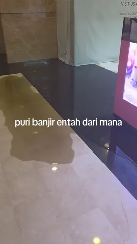 puri banjir air keluar entah dari mana #puriindahmall #banjir #hariini #air #mal 