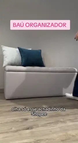 Transforme a organização do seu lar com o PUFF Baú organizador, uma solução prática e elegante para armazenar diversos itens como roupas, brinquedos, roupas de cama, documentos e outros objetos. Seu design moderno e funcional permite organizar o espaço, mantendo o ambiente arrumado e com um toque de sofisticação. Gostou? Comente Eu quero que te envio o link 🔗  Para mais achadinhos como esse é só seguir @reformandomeuenxoval2  #organizacao  #quarto  #shopeebrasil 
