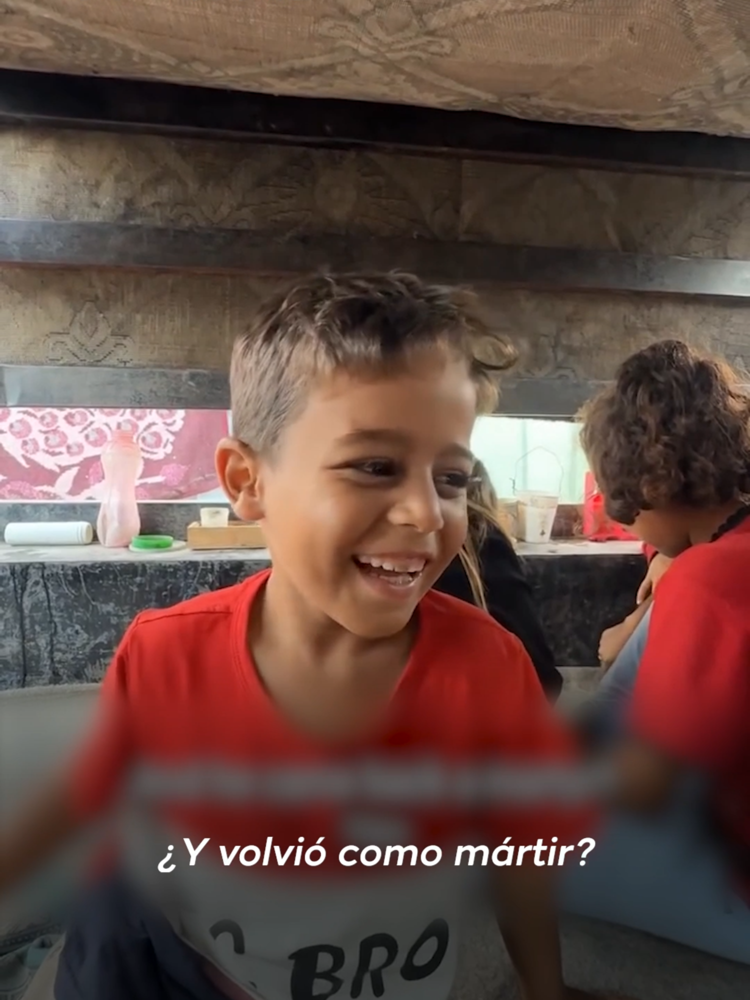 Niños del campamento de Al-Zaytoun, en Gaza, comparten cómo perdieron a sus familias en medio del genocidio de Israel y recuerdan el momento en que sus vidas cambiaron. Todos coinciden en lo mismo: sus padres salieron a buscar lo mínimo para sobrevivir. Uno fue por una bolsa de harina para poder hornear y comer. El otro fue a recoger leña para venderla y comprar harina. Ninguno regresó. Unos 56.348 niños palestinos se enfrentan ahora al mundo solos. #trtespañol #niños