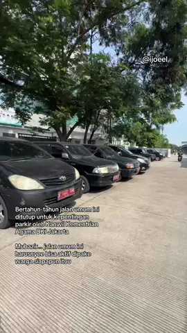 Bertahun-tahun jalan umum ini ditutup untuk kepentingan parkir oleh Kanwil Kementrian Agama DKI Jakarta. Mubazir... jalan umum ini harusnyee bisa aktif dipake warga siapapun ituu  #JalanDitutup #JakartaTimur #kemenagdki #Jatinegara #ParkirLiar 