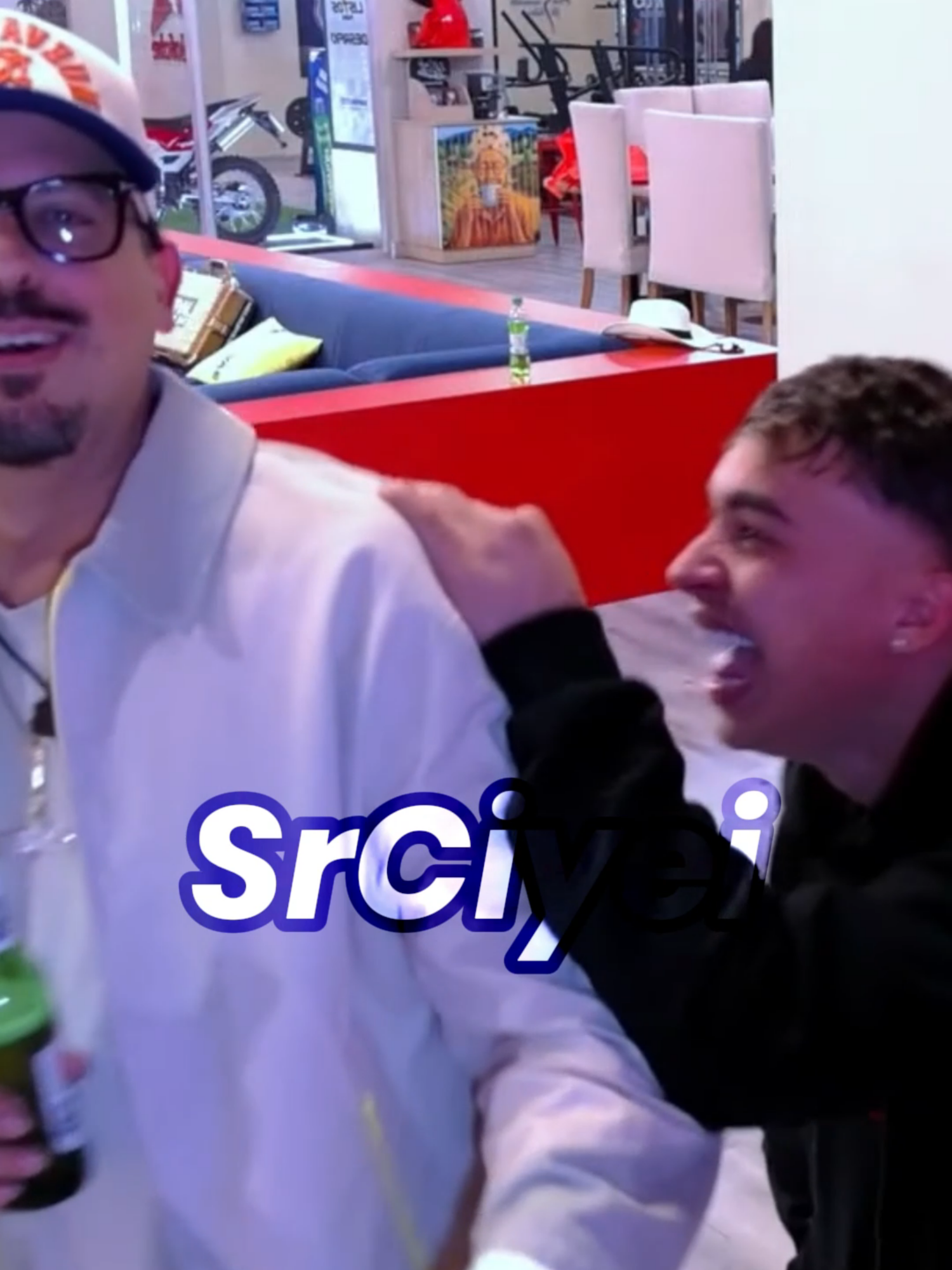 Chente Ydrach no aguanta un trago más con JLexis, hicieron la mejor madrugada. #chente #chenteydrach #lacasadealofoke2 #lacasadealofoke #jlexis #jlexispr1 #graciebon