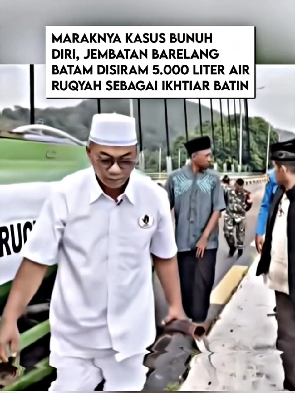 Jin : Bang udah bang 😭🙏 penjelasan 👇 Komunitas Ruqyah On The Street (RoS) Batam bersama Yayasan An Nubuwah Batam menggelar ruqyah akbar di Jembatan I Barelang sebagai respons atas meningkatnya kasus bunuh diri di kawasan wisata tersebut. Aksi ini dilakukan dengan menyemprotkan air ruqyah menggunakan truk tangki berkapasitas 5.000 liter sepanjang trotoar jembatan yang membentang 1.284 meter. Koordinator RoS Batam, Muhammad Ikhsan, menjelaskan bahwa dalam dua tahun terakhir (2024-Oktober 2025) tercatat 11 kasus bunuh diri di Barelang, dengan rincian 8 meninggal dan 3 berhasil diselamatkan. la menegaskan bahwa upaya selanjutnya tidak hanya berhenti pada ruqyah, tetapi juga mencakup pengawasan rutin, pembinaan mental, serta pendirian posko pendampingan agar kawasan tersebut tidak berkembang menjadi lokasi rawan seperti Golden Gate Bridge yang dikenal sering menjadi tempat aksi bunuh diri.#ruqiah #fypage #viral
