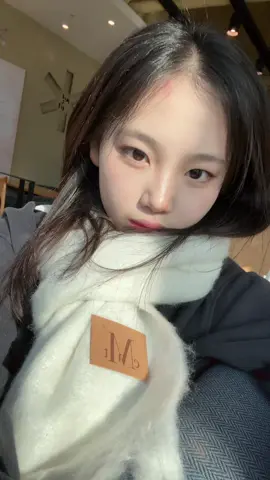 브이라인 되는 머플러 🤍