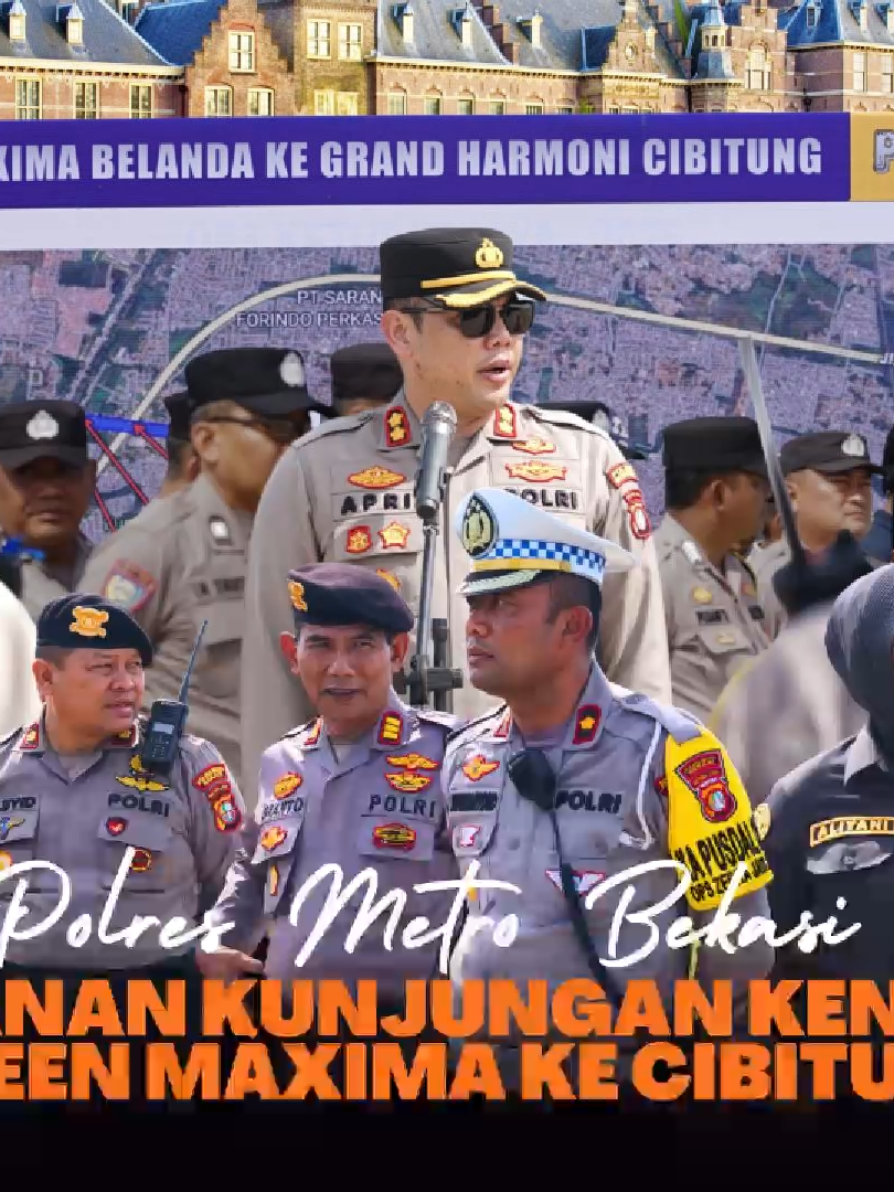 Polres Metro Bekasi menggelar Apel Pengamanan Pelayanan Kunjungan Kenegaraan dalam rangka kedatangan H.M. Queen Máxima dari Belanda, yang juga menjabat sebagai United Nations Secretary General’s Special Advocate (UNSGSA) for Financial Health, di Perum Gran Harmoni, Desa Muktiwari, Kecamatan Cibitung, Rabu (26/11/2025). Apel dimulai pukul 09.00 WIB dan dipimpin langsung oleh Wakapolres Metro Bekasi AKBP Apri Fajar Hermanto, S.I.K. Kegiatan tersebut dihadiri para pejabat utama Polrestro Bekasi, Kapolsek jajaran, serta personel rayonisasi dari berbagai satuan fungsi. Dalam arahannya, AKBP Apri Fajar Hermanto menegaskan pentingnya profesionalisme seluruh personel dalam memberikan pelayanan pengamanan bagi tamu kenegaraan. “Hari ini kita melaksanakan pengamanan kunjungan kenegaraan H.M. Queen Máxima.  Salah satu agendanya adalah kegiatan Akad Massal dan Penyerahan Simbolis Kunci Rumah bagi Masyarakat Berpenghasilan Rendah (MBR) bersama jajaran Direksi Bank Tabungan Negara (BTN).  Seluruh personel harus siap, sigap, dan memastikan kegiatan berjalan aman dan tertib,” tegas Wakapolres. Kabag Ops Polrestro Bekasi, AKBP Alin Kuncoro, S.Pd., menambahkan bahwa pola pengamanan telah disusun secara komprehensif dengan melibatkan kekuatan penuh dari jajaran polres maupun polsek. Terdapat 14 titik pelayanan dan satu titik pengamanan objek utama.  Seluruh titik harus segera di-insert dan dicek ulang.  Kehadiran personel wajib dipastikan dan sudah tergelar sebelum kegiatan dimulai. @listyosigitprabowo @polisi_indonesia @divisihumaspolri @kapoldametrojaya @poldametrojaya @humaspmj.official @kapolres.bekasikabupaten @dedimulyadi71 @mustofa99ed @ditsamaptapmj @anggariyanti_ @ade_kuswara_kunang @bhayangkari_pc_metrobekasi_mj @bhayangkari_metrojaya @mataemak @kapoldametrojaya @dekanantopurwono @spripimpoldametro @divisihumaspolri @buher2000 @adeary_millcop @spripim.polri @poldametrojaya @ditbinmas.pmj @dekanantopurwono @korlantaspolri.ntmc @kakorlantas_polri @tmcpoldametro @agusnagabd91 @polantascikarang #PolresMetroBekasi #QueenMaxima #UNSGSA #PengamananVIP #KunjunganKenegaraan #Cibitung #GranHarmoni #BTN #MBR #PoldaMetroJaya #ApelPengamanan #PelayananPrima #HumasPolri