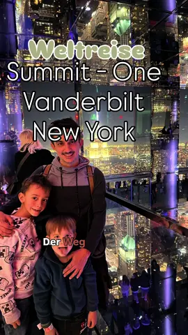 Manchmal erlebt man Momente, die man einfach nie vergisst ✨ Wir waren im Summit One Vanderbilt – 91 Stockwerke über New York. Schon die Fahrt im Aufzug war ein Erlebnis: Licht, Musik, Gänsehaut. Und dann… dieser Ausblick. Diese Farben. Diese Stadt. 🗽 Unsere Kinder spielten auf dem verspiegelten Boden, als würde der Himmel unter ihnen weitergehen. Überall Spiegel, Licht, schwebende Kugeln – ein Traum zwischen Realität und Fantasie. Am Ende standen wir auf Glas über der Stadt. Unter uns Manhattan – und über uns pure Emotion 💫 Ein Erlebnis, das man nur einmal im Leben hat. Wenn ihr in New York seid: geht bei Sonnenuntergang hin. Es ist magisch. 🌇 #summitonevanderbilt #newyorkcity #aida #aidaWeltreise #familie2go            