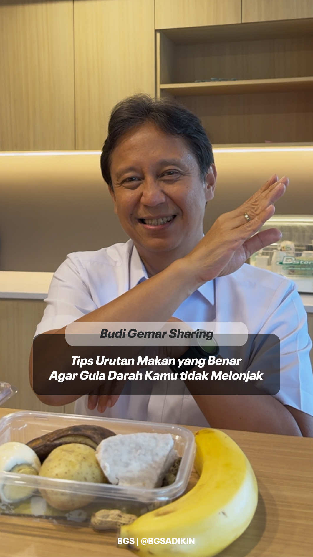 #BGS kasih tips buat kalian yang mau makan enak tapi gula darahnya tidak melonjak cepat Pasti pada tau semua kan, kalau makan di restoran ada set menu-nya yang ada urutan khusus gitu mulai dari Appetizer - Main Course - Dessert. Jadi, itu bukan random dibuat sama chef-nya ya tetapi ada filosofi kesehatan di baliknya.  Tujuan utama ada urutan makan tersebut untuk mencegah lonjakan gula darah cepat. Semakin sering tubuh kita terpapar dengan lonjakan gula darah, bisa membuat terjadi resistensi insulin yang berakhir pada penyakit kencing manis / diabetes. Oleh karena itu, yuk biasakan ketika perut kosong dan memulai makan, wajib makan sayuran (serat) dulu! Bisa dibuka dengan salad sayur minim saus ya atau cemilin acar / kimchi mungkin. Lalu dilanjutkan dengan santapan utama seperti nasi ayam / sarapan kukusan viral saya hehe. Ditutup dengan sesuatu yang manis (boleh banget) tapi kalau bisa alami dari buah. Jadi, kalian jangan random makan manis-manis mendadak ya. Kalau mau makan kue seperti cheesecake, jangan lupa cemilin sayur dulu hahaha #BudiGemarSharing #BudiGunadiSadikin #MenteriKesehatan #KemenkesRI