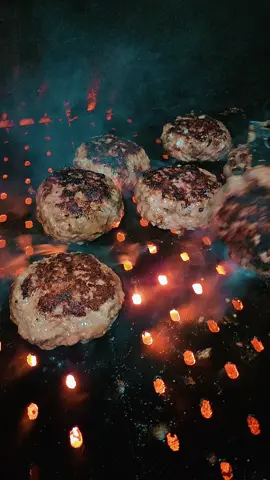 Burgers hit another level when wood pellets drives the flame grill. I’m running the Yoder Smokers grill with the GrillGrates flipped to work like a hotplate, and the sizzle shifts into a flavour profile you only get from pellet grilling. Clean heat, real smoke and a crust that speaks for itself. #1300eatbbq #yodersmokers #pelletgrill #grillgrates #burgers 