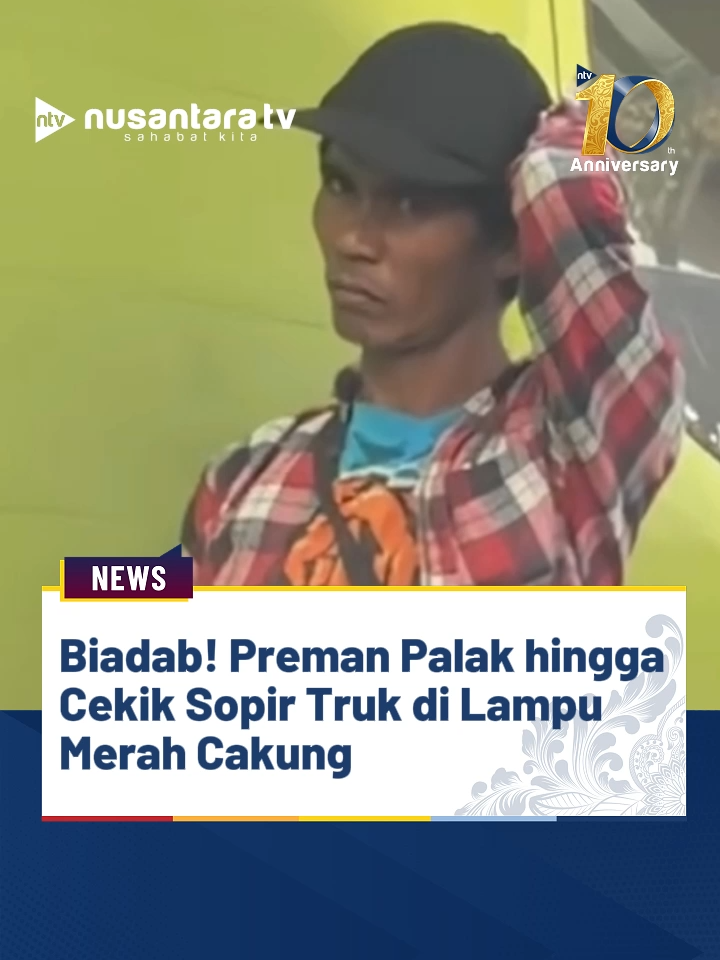 Dugaan aksi premanisme terjadi di kawasan Lampu Merah Cakung, Jakarta Timur pada Selasa (25/11/2025) sekira pukul 16.00 WIB. Videonya viral di sosial media. Aksi premanisme tersebut dilakukan di tengah kemacetan. Menurut keterangan warga, pelaku memalak sopir truk yang melintas di kawasan tersebut. Tak hanya melakukan aksi palak, pelaku juga naik ke kabin truk dan diduga melakukan aksi kekerasan terhadap sopir truk. Hingga kini Belum ada keterangan resmi dari pihak terkait atau kepolisian perihal video tersebut. ------------------ NRF #Preman #Cakung #Palak #nusantaratv #nusantaratvsahabatkita
