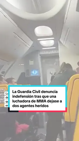 Dos agentes de la Guardia Civil han resultado heridos en la detención una luchadora de MMA en el aeropuerto de Gran Canaria. La tripulación había solicitado ayuda al cuerpo para contener a la irlandesa Sinead Kavanagh, que se estaba comportando de manera violenta y había provocado que el piloto tuviese que abortar el despegue, rumbo a Dublín. La experta en boxeo, jiu-jitsu, lucha libre y muay thai se resistió a los agentes y les agredió, dejando a los dos policías de baja. La Asociación Unificada de la Guardia Civil (AUGC) denuncia que sus agentes no tienen pistolas eléctricas en aeropuertos y están indefensos en este tipo de situaciones y han exigido que se califique su actividad como profesión de riesgo #guardiacivil #sineadkavanagh #mma #deportesentiktok 