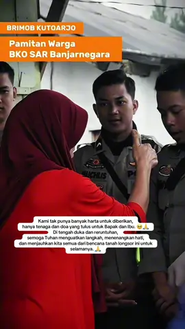 Viral Anggota Polisi Brimob Berpamitan pada warga, setelah beberapa hari membantu warga yang menjadi korban tanah longsor di banjarnegara jateng #polisi #brimob #lonsor #banjarnegara 