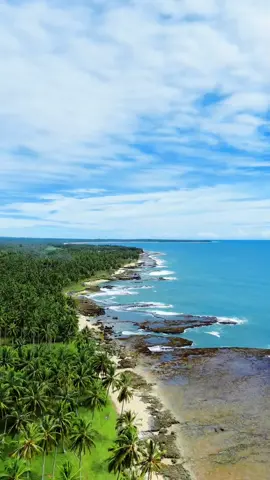 Pemandangan dari atas ini bikin jatuh cinta 😍 Inilah keindahan Pantai di Kaur yang belum banyak orang tahu. Wajib masuk list liburan kamu! 🌊✨” #wonderfulindonesia #pantaikaur #wisatakaur 