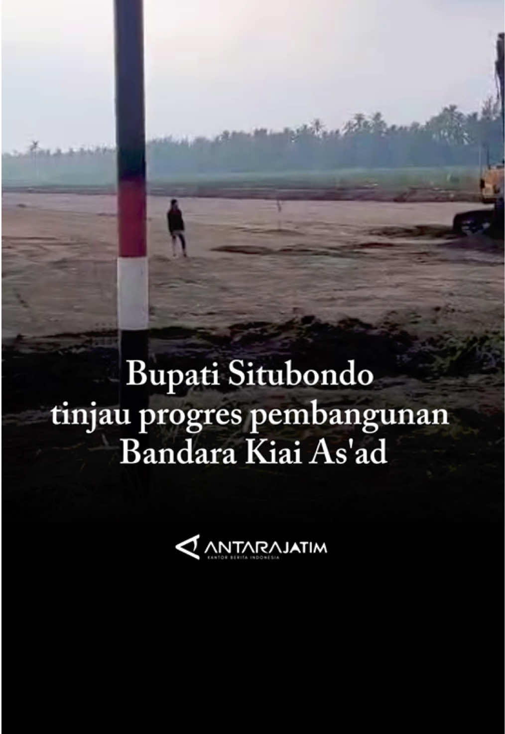 Bupati Situbondo tinjau progres pembangunan Bandara Kiai As’ad . Bupati Situbondo Yusuf Rio Wahyu Prayogo meninjau langsung progres pembangunan landasan pacu atau runway Bandara KHR As’ad Syamsul Arifin (pahlawan nasional) di kawasan Pantai Banongan Kabupaten Situbondo, Jawa Timur, Rabu . “Hari ini saya ingin melihat langsung progres pembangunan landasan pacu yang sedang dikerjakan, karena sebelumnya saya meminta ke Kementerian Pertahanan agar ditambah menjadi 2.500 meter dari rencana sebelumnya 2.000 meter, dan alhamdulillah tadi sudah dijelaskan secara teknis” . ujar Bupati Yusuf Rio Wahyu Prayogo . Dalam kesempatan itu, Bupati juga meminta kepada pelaksana proyek pembangunan bandara militer itu agar mempekerjakan masyarakat lokal khususnya warga Desa Wringin, Kecamatan Asembagus . Tak hanya pekerja, lanjut Rio, sejak Pemkab Situbondo menghibahkan lahan tanah seluas 306 hektare kepada Kementerian Pertahanan untuk kegiatan pertahanan negara termasuk pembangunan bandara itu untuk material bangunan juga diminta berasal dari Situbondo . Pewarta: Novi Husdinariyanto Grafis: Febrian Alfandi . #bandarasitubondo #beritasitubondo #beritajatim #antarajatim 