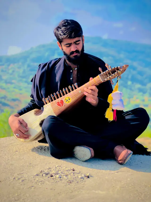 او کۀ قربان دَا خاوره سلی وم او غلی وم تا خو زه په خیال خیال کی وڅلی وم او غلی وم سه خبر وم زه کۀ یو سوال خو به می کړی وی داته خو زه سواری راغلی وم او غلی وم ماته په زندان کې دَا زورولو ورخې یادی دی کلک یی دَا لاسونو نه تریلی وم او غلی وم دوی سره اقباله دَا خبرو اجازه نه وه دوی سره په خوا کی ناست وم غلی وم بس غلی وم ---@LAWANG ❤️‍🔥عبداللہ @🦅 کاشف  ملنگ  ❤️‍🩹 @Khizer hayat 