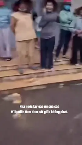 Chính phủ chưa cứu trợ cho dân, dù nguồn tiền quốc tế đã chảy về từ rất sớm. Các nhóm cứu trợ tư nhân tìm đường vào vùng ngập thì bị chắn, bị soi, bị “xin chia phần”. Quà chất đầy trong kho, khóa chặt trong nhà văn hoá, nhưng bà con đứng trước cổng xin từng thùng mì, từng bao gạo thì bị phớt lờ như kẻ ăn xin không mời. Bởi vậy, hễ nghe đoàn nào nói “đã liên hệ ủy ban”, “có danh sách từ xã”, “có địa phương phối hợp phát quà” thì nên cẩn trọng. Tránh được là tránh. Vì bà con biết quá rõ: 	1.	Danh sách ưu tiên toàn người nhà, anh em họ hàng, hoặc cán bộ quen mặt. 	2.	“Nhận dùm” cho dân, nhưng nhận xong cất luôn – dân thì đói, kho thì đầy, còn quà thì biến mất không vết tích. Nhưng gốc rễ vẫn nằm ở chỗ khác: lũ không phải tự nhiên hung dữ đến vậy. Đó là cái giá phải trả cho những năm tháng xã lũ vô tội vạ, xả lúc nào cũng bí mật như chuyện quốc gia đại sự. Đó là hậu quả của phá rừng, bán đất, xây dựng bừa bãi, lấp sông bịt suối – tất cả được ký tên và đóng dấu bởi những người đáng lẽ phải bảo vệ dân. Miền Trung không thể mỗi năm trôi theo lũ, còn Chính phủ thì mỗi năm trông chờ tiền cứu trợ quốc tế như một thói quen. Cơ sở hạ tầng phải được tái thiết nghiêm túc, khoa học và minh bạch. Không thể cứ để dân ngâm mình trong nước, tự cứu nhau bằng ghe thô sơ, còn có người chỉ biết họp, báo cáo và đổ trách nhiệm cho “thiên tai”.#tintuc #vietnam #news #new #funny 