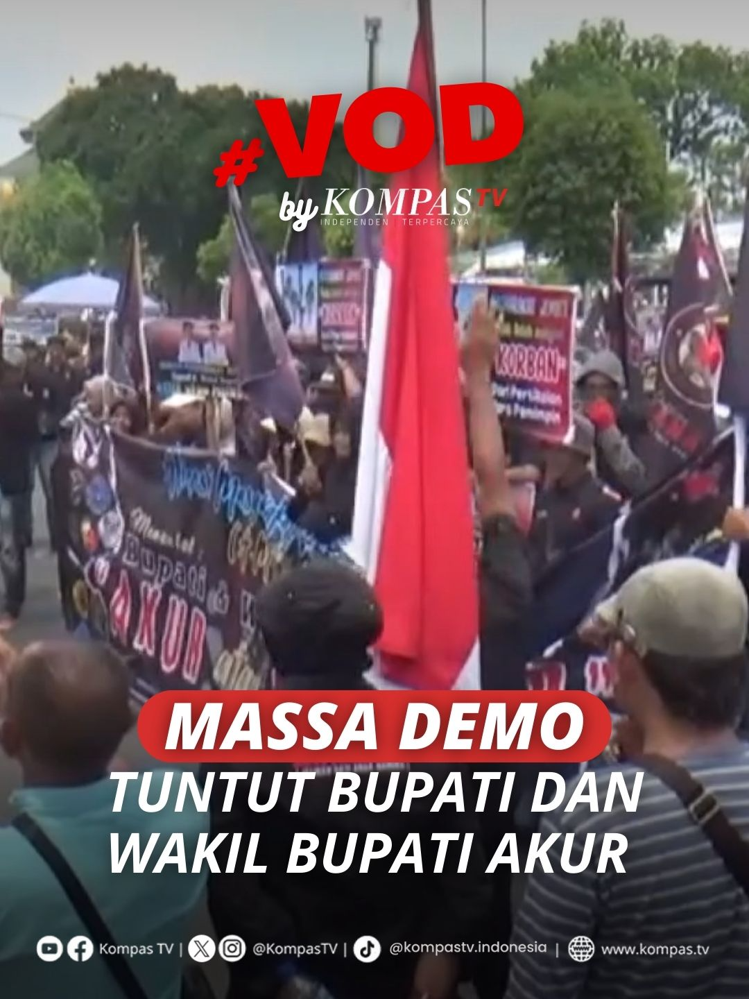 MASSA DEMO TUNTUT BUPATI DAN WAKIL BUPATI AKUR Sekelompok massa yang tergabung dalam Aliansi Masyarakat Jember Bersatu menggelar aksi unjuk rasa di depan Kantor Pemerintah Kabupaten Jember, Jawa Timur, pada Selasa, 25 November 2025. Dalam aksinya, para peserta demonstrasi menyampaikan tuntutan agar Bupati dan Wakil Bupati kembali menjalin hubungan yang harmonis. Mereka menilai adanya ketegangan dalam hubungan keduanya dapat memengaruhi stabilitas dan jalannya roda pemerintahan di daerah tersebut. Simak video selengkapnya dan dapatkan berita terkini lainnya di www.kompas.tv serta youtube.com/kompastv #VODKompasTV #TIkTokBerita