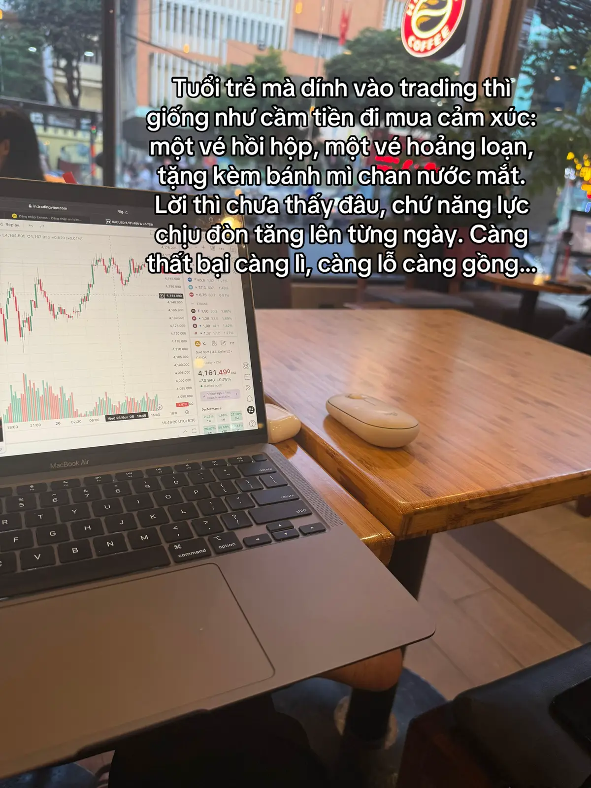 Thanh xuân người ta gửi vào tình yêu, còn tôi gửi hết vào trading. Người ta đỏ mặt vì yêu, tôi đỏ mặt vì cháy tài khoản.