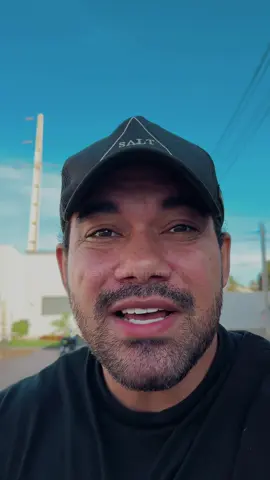 Permanece firme nos seus princípios, mesmo quando parece que todo mundo está chegando lá antes de você. Cada pessoa tem sua própria caminho, seu próprio tempo e sua própria colheita. Não se compare, não desvie, não acelere o que Deus está fazendo na sua vida. A honestidade, a fé e a perseverança sempre são honradas. Continua sendo quem você é, fazendo o que é certo, porque as bênçãos que Deus separou pra você vão chegar no momento perfeito, e ninguém vai poder impedir. 🙏🏽