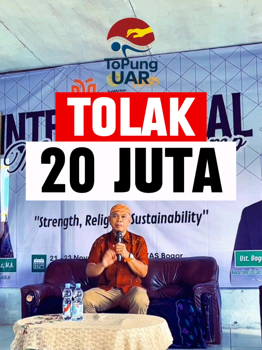 TOLAK 20 JUTA! Terapis ini meniatkan totok punggung sebagai amal jariyah. Saat pasien sembuh lalu memberi 20 juta, uang itu tidak diambil—karena niatnya membantu, bukan mencari keuntungan. Bantu dulu, rezeki Allah yang mudahkan. Totok punggung jadi ikhtiar melawan kemusyrikan agar masyarakat tidak lagi pergi ke dukun. Rezeki tetap datang dari arah yang tak disangka. Kalau kamu di posisi saya… 20 juta itu kamu ambil atau enggak? Tulis di komentar. #TotokPunggungUAR #ToPungUAR #TotokPunggung #PengobatanTanpaDukun #TotokPunggungIndonesia