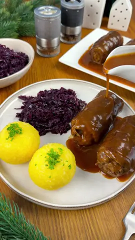 🎄 Festliche Rinderrouladen mit kräftiger Rotweinsauce 📌 Rezept zum Speichern | Anzeige Hey Foodies, wenn ihr noch DAS perfekte Hauptgericht für Weihnachten sucht, dann merkt euch dieses Rezept! Damit alles auch richtig rund und aromatisch abgeschmeckt ist, durfte ich das neue Maestro Duo Geschenkset von  @Peugeot Saveurs testen – und ich bin begeistert! 😍  Im Set enthalten sind die Maestro Salz- und Pfeffermühle plus jeweils drei verschiedene Salz- und Pfeffermischungen. Die Gewürze kommen in kleinen Gläschen daher, die sich direkt auf die Mühlen auf- und abschrauben lassen. So kann im Handumdrehen zwischen verschiedenen Geschmacksrichtungen und Aromen gewechselt werden. Kein Umfüllen mehr, kein Kleckern – nur reiner Genuss! Ideal zum Probieren, Kombinieren & Verlieben 💛 🎁 Tipp: Mit meinem Code FOODWERK25 bekommt ihr im Online-Shop von Peugeot Saveurs ganze 25 % Rabatt – perfekt zum Verschenken oder selbst Behalten 😍 🛒 Zutaten für 6 Portionen: 🥩 6 große Rinderrouladen (aus der Oberschale) 🥄 6 TL Senf 🥓 12 Scheiben Speck 🧅 2 Zwiebeln in Scheiben angebraten 🥒 3 Gewürzgurken 🧂 Salz & Pfeffer (z. B. aus der Maestro Bar 😉) 🧈 2 EL Butterschmalz oder Öl Für die Sauce: 🥕 2 Möhren in Scheiben 🌿 1 Stange Lauch in Scheiben 🌱 1 Stück Sellerie in Würfel 🍷 300 ml Rotwein (oder Traubensaft) 🍖 800 ml Rinderbrühe 🍅 2 EL Tomatenmark 🍃 3 Lorbeerblätter 🧈 1 EL kalte Butter 🥄 2–3 EL Speisestärke 👩🏻‍🍳 Zubereitung: 1️⃣ Rouladen mit Frischhaltefolie belegen und flach klopfen, danach mit Senf bestreichen & würzen. 2️⃣ Mit Speck, Gurkenstreifen & Zwiebeln belegen, aufrollen & mit Zahnstocher fixieren. 3️⃣ In heißem Butterschmalz rundum scharf anbraten & herausnehmen. 4️⃣ Gemüse & Tomatenmark anrösten, mit Rotwein ablöschen, einkochen lassen. 5️⃣ Rinderbrühe & Lorbeer dazugeben, Rouladen wieder in den Topf oder in einen Bräter geben 6️⃣ Bei 160 °C im Ofen zugedeckt 1,5–2 Std. schmoren oder alternativ im großen Topf abgedeckt leicht köcheln lassen.  7️⃣ Danach Sauce durchsieben, abschmecken, kalte Butter dazugeben 8️⃣ Speisestärke mit etwas Wasser verrühren, zur Sauce geben, aufkochen lassen & die Rouladen reingeben. Nun mit den Beilagen servieren. 
