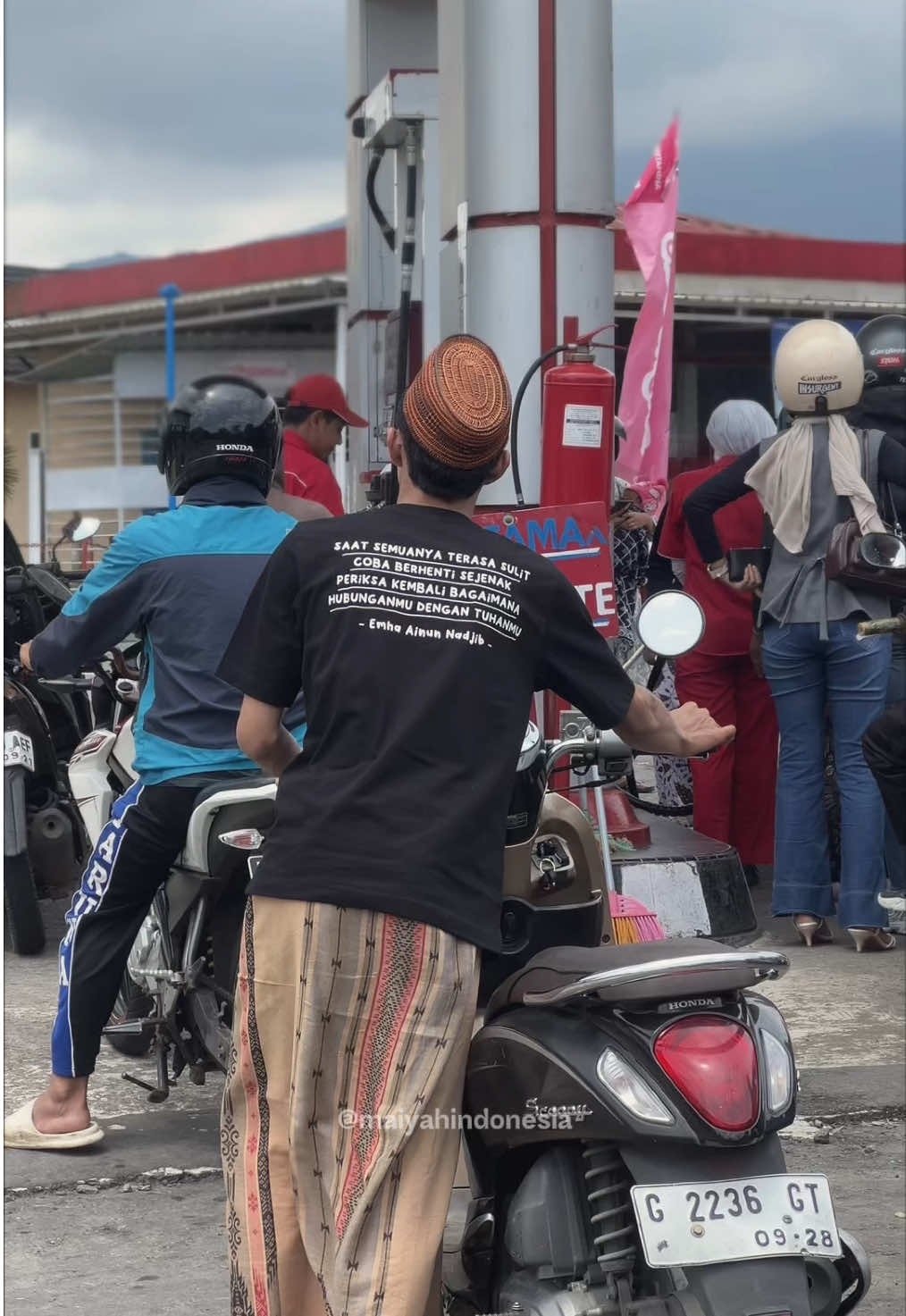 Saat semuanya terasa sulit, coba berhenti sejenak; periksa kembali bagaimana hubunganmu dengan Tuhanmu - Emha Ainun Nadjib