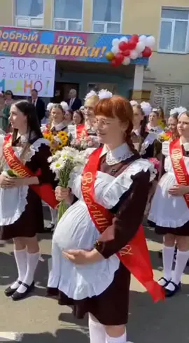 Россиянки должны рожать сразу после 18 лет — заявили в Совфеде. По мнению председателя СФ, такая практика должна стать нормой в России, а рожать первенца в 28-29 лет — слишком поздно. #СибирскиеБайки #Семья #ТрадиционныеЦенности #НовостиДня #Демография 